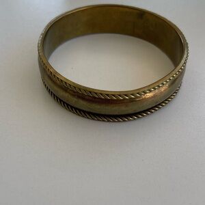 Vintage brass bangle bracelet featuring a twisted rope trim design